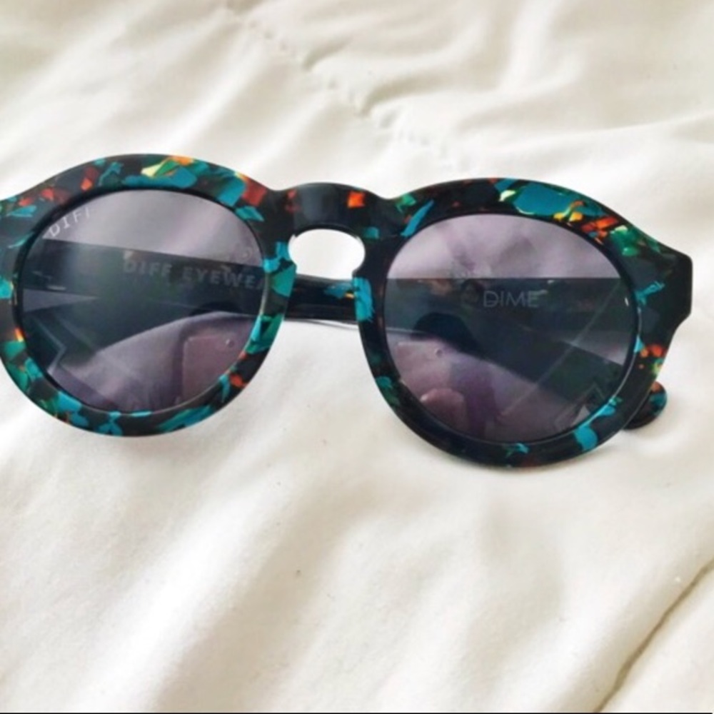 Diff sunglasses and gold choker